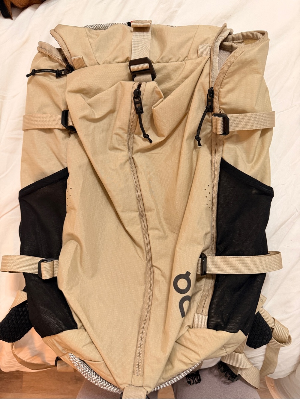 On Running SPEED backpack Beige and Black Trail Backpack